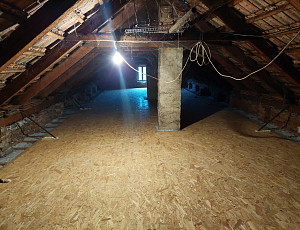 Zateplení stropu zděného rodinného domu pomocí foukané izolace